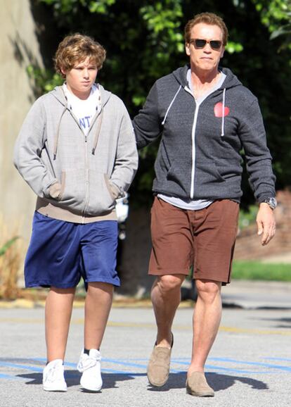 El actor Arnold Schwarzenegger y su hijo Christopher en Santa Mónica (California), en una imagen de octubre de 2010.