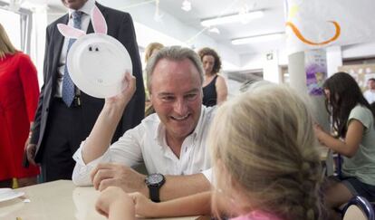 El presidente, Alberto Fabra, juega con una niña en un colegio en Castellón.