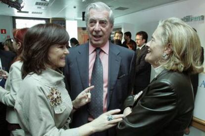 Mario Vargas Llosa, entre Carmen Calvo (a la izquierda) y Josefina Aldecoa.