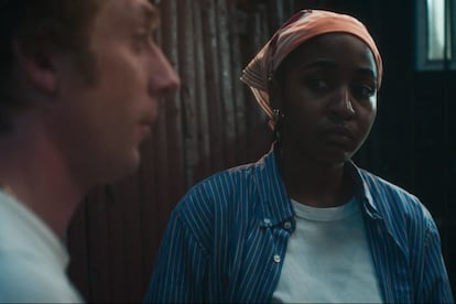 Jeremy Allen White y Ayo Edebiri en el capítulo final de la cuarta temporada.