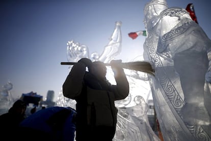 La ciudad china de Harbin celebra cada año, desde 1963, el Festival de Esculturas de Nieve y Hielo. En la imagen, un trabajador prepara una figura de hielo.