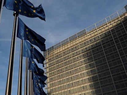 Banderas europeas ondean frente a la sede de la Comisión Europea en Bruselas (Bélgica). 