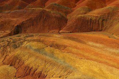 Vista aérea del Danxia National Geological Park, en Zhangye (China), conocido por sus colores y especiales formaciones rocosas.