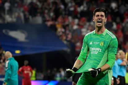 Courtois celebra la victoria del Real Madrid en la final de la Champions. 