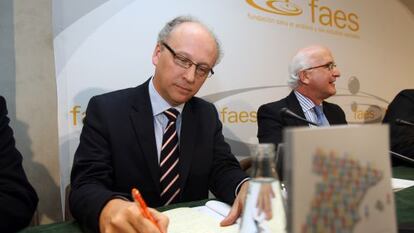 El diputado del PP Gabriel Elorriaga, junto al presidente de la FAES, Javier Zarzalejos, ayer.