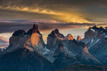 Los fuertes vientos de altura que barren la Patagonia chilena dibujan llamativas nubes que sobrevuelan uno de los grupos montañosos más bellos del mundo, los Cuernos del Paine. Durante el invierno austral, la luz ideal para fotografiarlas es la del amanecer.