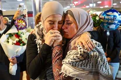 Dos mujeres se abrazaban en el aeropuerto de Sídney (Australia) tras ser repatriadas de Gaza, este lunes.