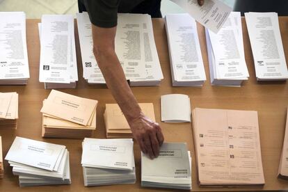 Papeletas electorales en el instituto Menéndez Pelayo de Barcelona.