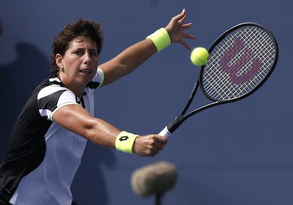 Carla Suárez, durante el partido de este lunes contra Collins en la Pista 5 de Nueva York.