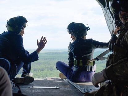 The prime minister of Estonia, Kaja Kallas, with the United Kingdom’s ambassador to her country – Ross Allen – on a return flight after a visit to a NATO military exercise in the former Soviet republic, in May 2024.