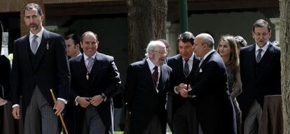 José Manuel Caballero Bonald conversa con el ministro de Educación Ignacion Wert en la celebración del premio Cercantes 2012.