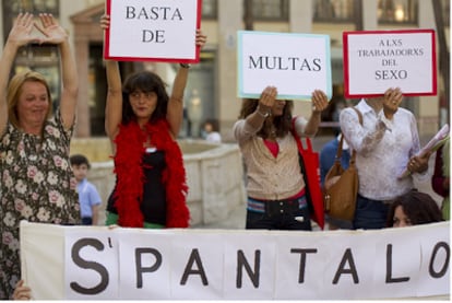 Un grupo de mujeres que ejercen la prostitución recorrieron la calle Larios protestando por la persecución que sufren