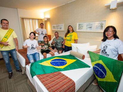 Vladimir Codinhoto (em pé, com a faixa de Bolsonaro), Gilvânia Medeiros (primeira sentada, da esquerda para direita) e amigos que vieram para a posse.