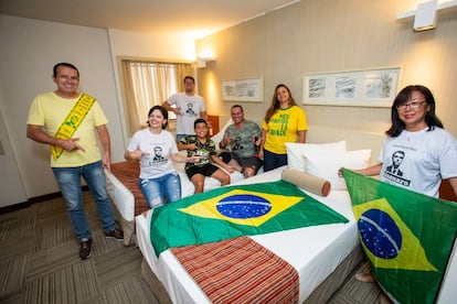 Vladimir Codinhoto (em pé, com a faixa de Bolsonaro), Gilvânia Medeiros (primeira sentada, da esquerda para direita) e amigos que vieram para a posse.