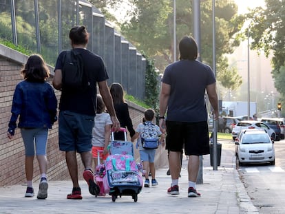 Varios padres acompañan a sus hijos al Colegio Público Ciudad de Roma, en Madrid.
