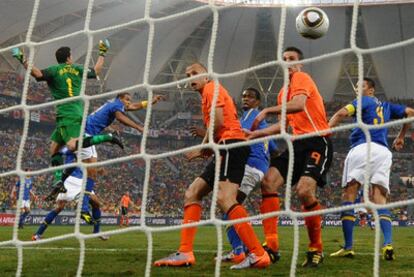 Heitinga, Juan, Van Persie y Lucio observan cómo el balón cabeceado por Melo entra en la portería brasileña.