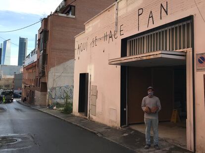 La nave de Panic donde elaboran el pan para restaurantes y venden a los vecinos de Valdezarza.