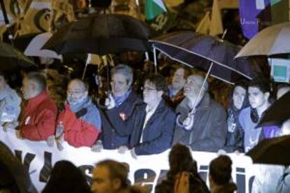 Cabecera de la manifestación de empleados públicos de la Comunidad de Madrid, convocada por las organizaciones sindicales representativas de la Administración regional para protestar contra los recortes del Gobierno de Ignacio González, celebrada esta tarde en Madrid.