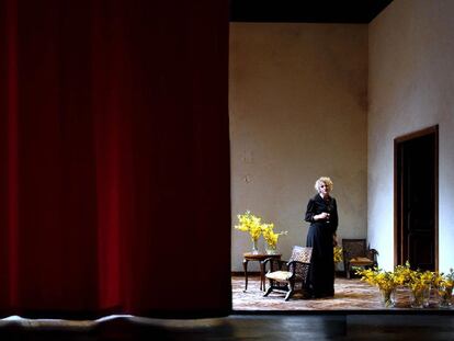 Roser Camí (Olga Sergeievna), en una escena de Les tres germanes.