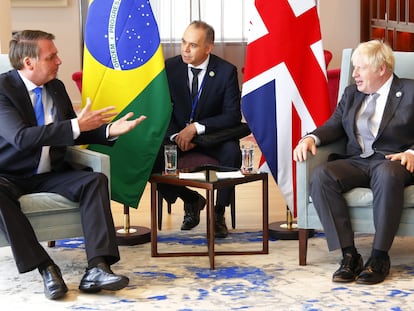 O presidente Jair Bolsonaro e o primeiro-ministro britânico, Boris Johnson, conversam durante encontro em Nova York, às vésperas da abertura da Assembleia Geral da ONU.