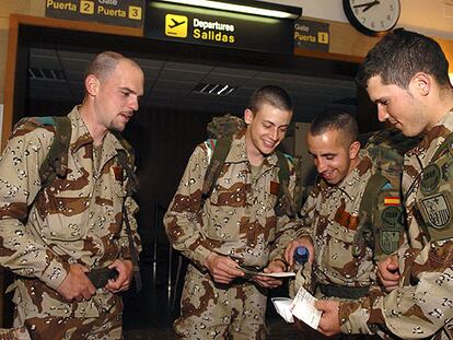 Soldados españoles el pasado día 12 en el aeropuerto de Zaragoza poco antes de embarcar con destino a Herat.