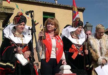 La periodista Karmentxu Marín, junto a las dos alcaldesas de las fiestas de Zamarramala, Segovia.