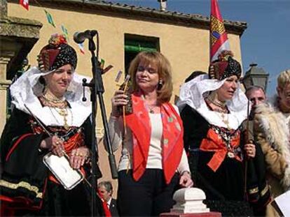 La periodista Karmentxu Marín, junto a las dos alcaldesas de las fiestas de Zamarramala, Segovia.