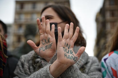 Una joven participa en una concentración convocada por Juventud por el Clima en la Plaza de la Virgen, a 25 de marzo de 2022, en Valencia, Comunidad Valenciana (España).