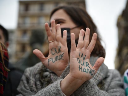 Una joven participa en una concentración convocada por Juventud por el Clima en la Plaza de la Virgen, a 25 de marzo de 2022, en Valencia, Comunidad Valenciana (España).