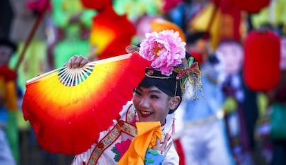 Una bailarina en la celebraci&oacute;n del A&ntilde;o Nuevo en Pek&iacute;n, este jueves. 