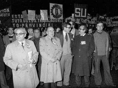 Amancio Cabrero (SU), segundo por la derecha, durante la manifestación convocada por Comisiones Obreras (CCOO) en protesta por el Estatuto de los Trabajadores, en diciembre de 1979, en Madrid. En la imagen también aparecen el secretario general del Partido Comunista de España (PCE), Santiago Carrillo (segundo por la izquierda), acompañado de los dirigentes comunistas Simón Sánchez Montero (a la izquierda) y Ramón Tamames (tercero por la izquierda).