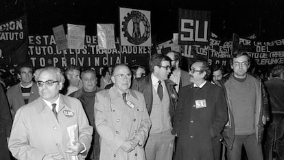 Amancio Cabrero (SU), segundo por la derecha, durante la manifestación convocada por Comisiones Obreras (CCOO) en protesta por el Estatuto de los Trabajadores, en diciembre de 1979, en Madrid. En la imagen también aparecen el secretario general del Partido Comunista de España (PCE), Santiago Carrillo (segundo por la izquierda), acompañado de los dirigentes comunistas Simón Sánchez Montero (a la izquierda) y Ramón Tamames (tercero por la izquierda).