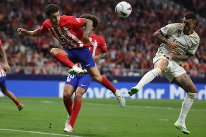 Mario Hermoso, en un duelo aéreo con Joselu.