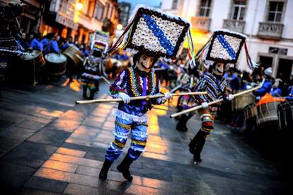 Personajes centrales del 'Entroido' de Vilariño de Conso, los llamados 'boteiros', durante la celebración del desfile de la Primera Mascarada Ibérica que reunió, en la localidad de Viana do Bolo (Ourense), a personajes del Carnaval del noroeste de España.