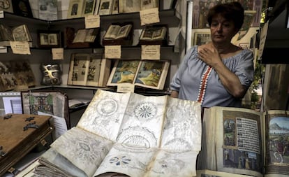 Francisca Soltero muestra un facsímil del 'Códice Voynich' en una caseta de la Feria del Libro.