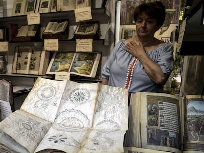 Francisca Soltero muestra un facsímil del 'Códice Voynich' en una caseta de la Feria del Libro.