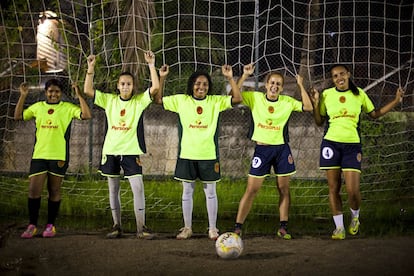 Retrato de algumas das meninas treinadas por Dinho Alcântara na favela Vista Alegre.