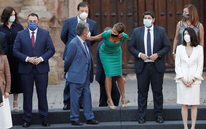 La presidenta de Navarra, María Chivite, bromea con su homólogo de Cantabria, Miguel Ángel Revilla, en los momentos previos a la foto de familia.