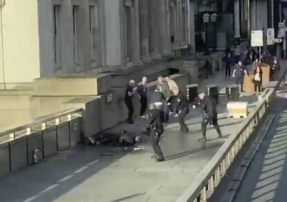 Agentes de la Policía Metropolitana de Londres matan a tiros Usman Khan, de 28 años, en el Puente de Londres en 2019.