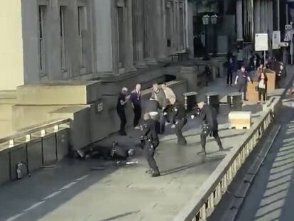 Agentes de la Policía Metropolitana de Londres matan a tiros Usman Khan, de 28 años, en el Puente de Londres en 2019.