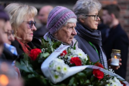 La superviviente Janina Iwanska participa en el acto del 80ª aniversario de la liberación del campo de concentración nazi de Auschwitz-Birkenau, este lunes.