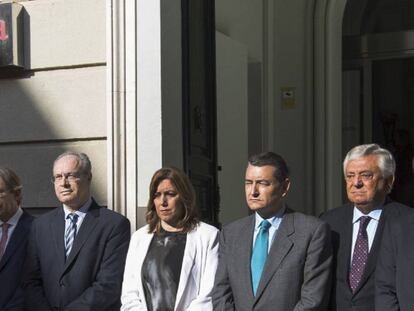 El president de la Cambra de comerç de Sevilla, Francisco Herrero (primer a la dreta), amb les autoritats que van inaugurar l'exposició després de la qual es va produir l'agressió a Teresa Rodríguez.