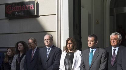 El presidente de la Cámara de Comercio de Sevilla, Francisco Herrero (primero por la derecha), junto a las autoridades que inauguraron la exposición tras la que se produjo la agresión a Teresa Rodríguez.