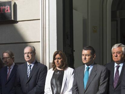 El presidente de la Cámara de Comercio de Sevilla, Francisco Herrero (primero por la derecha), junto a las autoridades que inauguraron la exposición tras la que se produjo la agresión a Teresa Rodríguez.