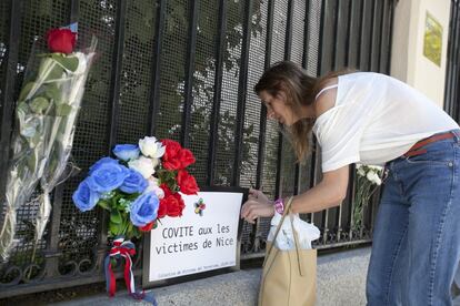 Homenaje a las víctimas de Niza en la puerta de la embajada francesa en Madrid.