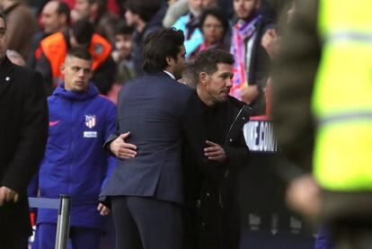 El entrenador del Real Madrid, el argentino Santiago Solari (i) y el del Atlético de Madrid, el también argentino Diego Simeone al finalizar el partido.