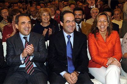 El ministro José Bono, entre sus compañeros socialistas Rafael Simancas y Trinidad Jiménez, en el acto celebrado ayer tarde con los vecinos de Carabanchel y Latina.