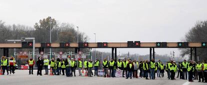 Este heterogéneo grupo ha convocado más de un millar de manifestaciones en las carreteras del país y ha amenazado con bloquear toda la circulación. En la imagen, 'chalecos amarillos' cortan el tráfico en el peage de Crolles cerca de Grenoble.