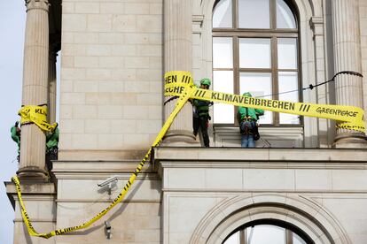 Activistas de Greenpeace acordonan en Ministerio de Transporte alemán en Berlín, el día 11.