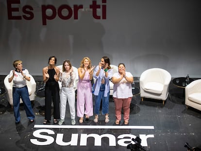 Yolanda Díaz, Clara Serra, Elizabeth Duval, Mafe Carrascal y Carolina Elias, con la acrriz Anabel Alonso, este martes en el teatro Pavón de Madrid.